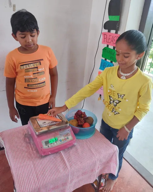 Grade 4 science activity 6_result Grade 4 students learning to measure mass with traditional scales by weighing fruits and vegetables in a science class.