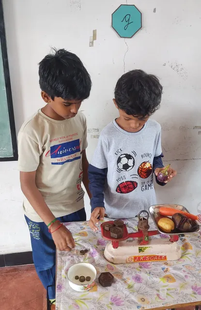 Grade 4 science activity 6_result Grade 4 students learning to measure mass with traditional scales by weighing fruits and vegetables in a science class.