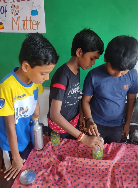 Enthusiastic 5th graders at Vidhya Peetham i-School presenting their scientific findings on states of matter, showcasing their understanding of solubility, evaporation, and condensation.