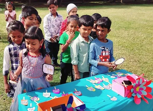 Grade 1 எழுத்துகளைக் கொண்டு சொல் உருவாக்குதல் 1_result Eager Grade 1 students selecting Tamil letter flashcards from a table during the Eluthugalai Kondu Sol Uruvaakuthal Activity at a leading CBSE school in Salem.
