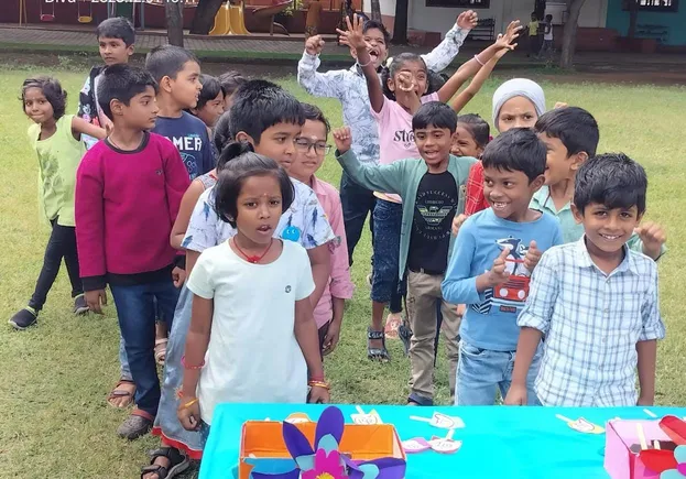 Grade 1 எழுத்துகளைக் கொண்டு சொல் உருவாக்குதல் 2_result Group of young learners gathered around a Tamil spelling activity table, showcasing teamwork and engagement at a top school in Salem.